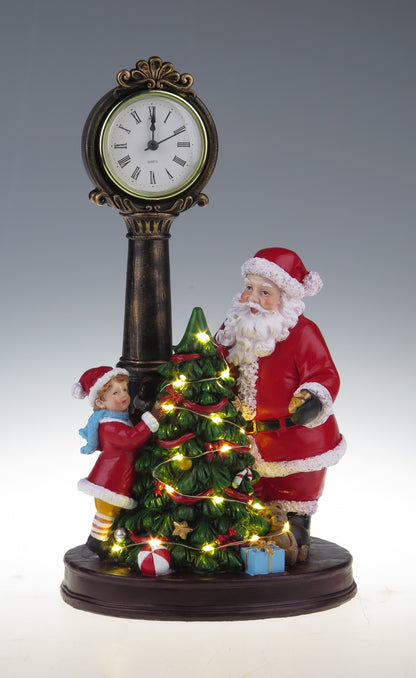 Papá Noel y niño decorando el árbol de Navidad.