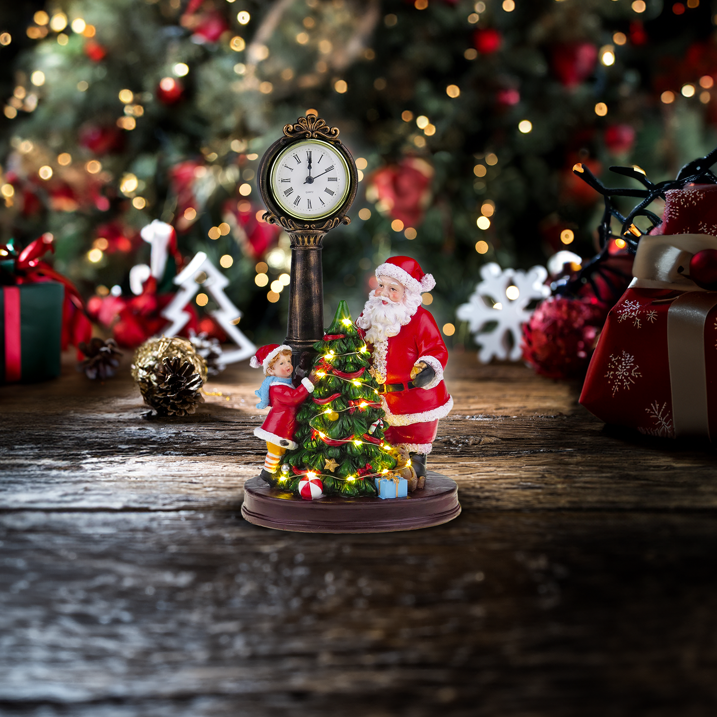 Papá Noel y niño decorando el árbol de Navidad.